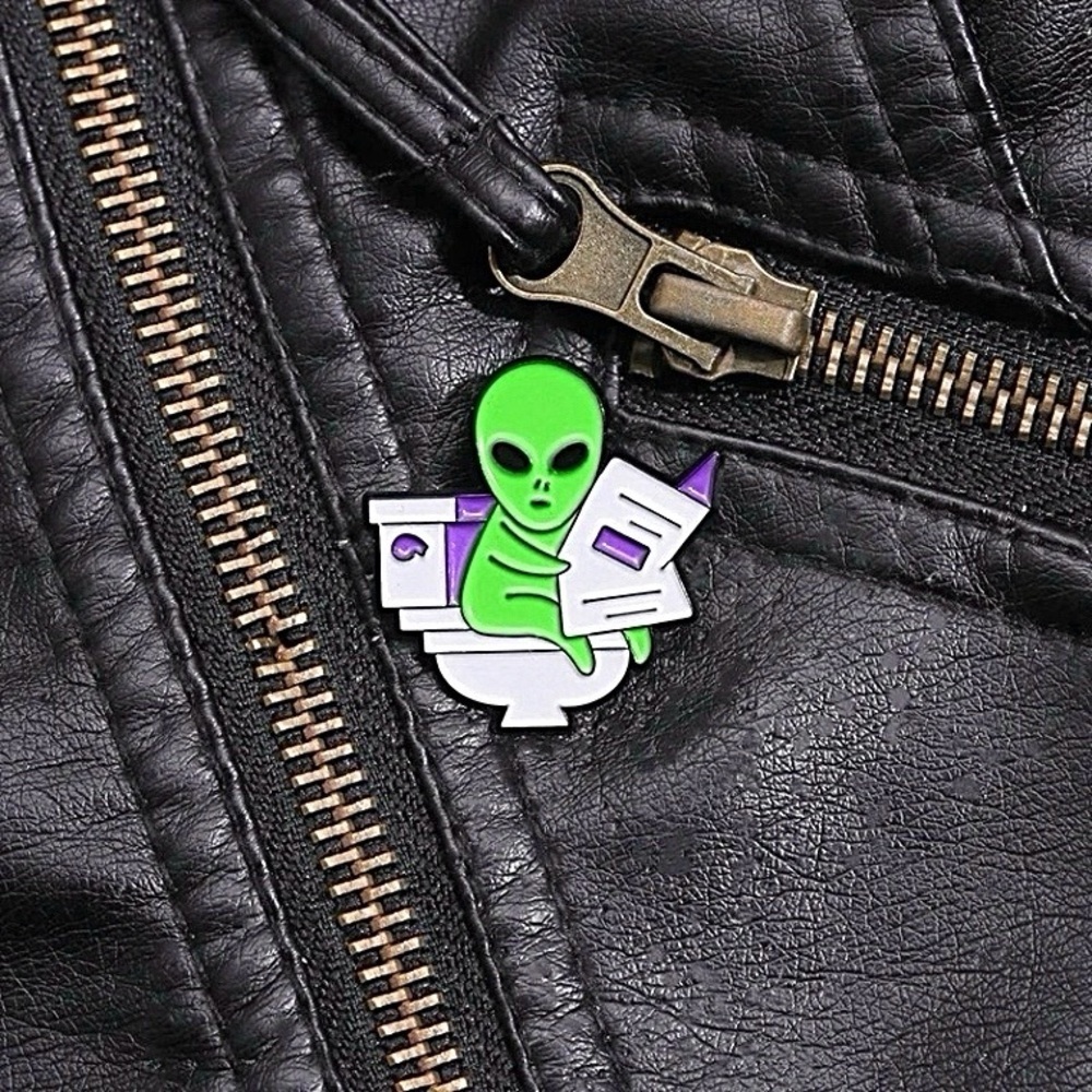 Green Alien Enamel Pin Weirdcore Alien Brooch – Funny Sci-Fi Geek jewelry - Picture 5 of 8